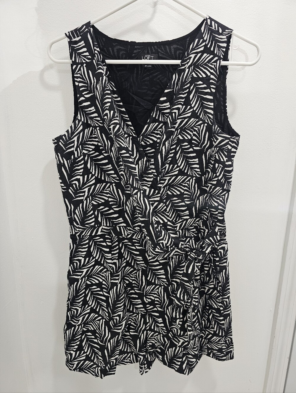Ann Taylor Loft Black & White Palm Pattern Wrap Tie Waist Romper Size 4P